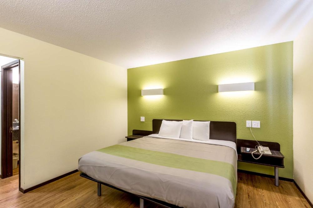 Deluxe King Room - Non-Smoking interior
